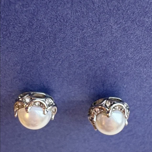 Betsey Johnson pearl crown stud earrings - Picture 3 of 5